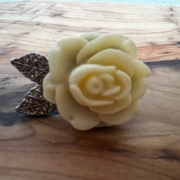 🌹Beautiful Ivory Rose Ring W/ Jewelled Leaves - Picture 3 of 14
